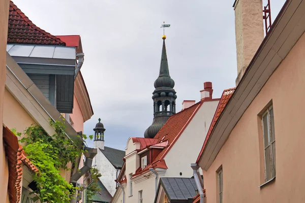 Narrow old streets in old Tallinn, Estonia. — Stock Photo, Image