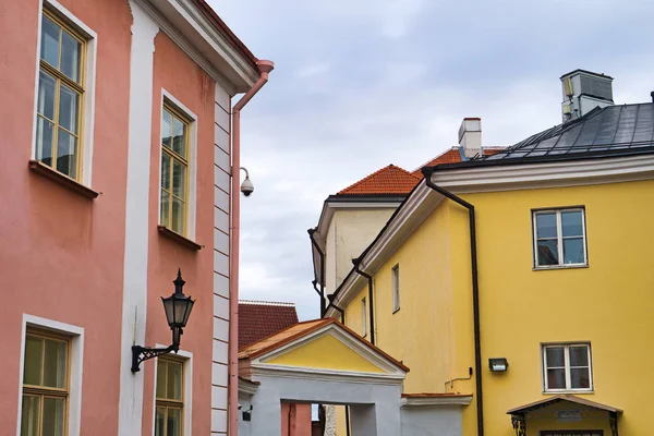 Узкие старые улицы в старом Таллинне, Эстония . — стоковое фото