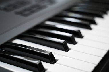 Profesyonel MIDI klavye synthesizer topuzlar ve denetleyiciler ile.