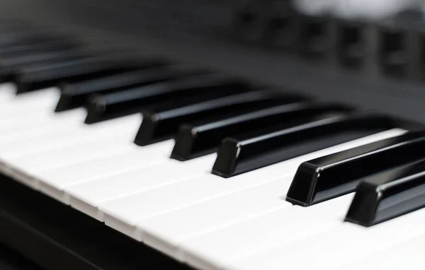 Professionell midi klaviatur synthesizer med knoppar och styrenheter. — Stockfoto
