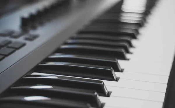 Synthétiseur de clavier midi professionnel avec boutons et contrôleurs . — Photo