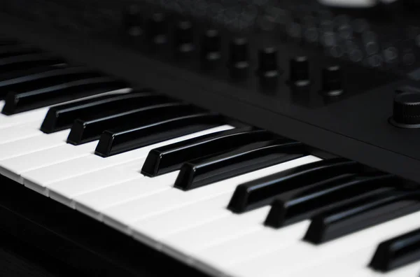 Professionell midi klaviatur synthesizer med knoppar och styrenheter. — Stockfoto