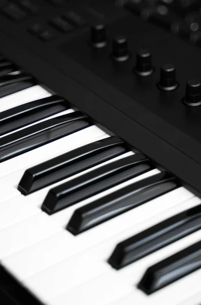 Profesionální midi klávesnice syntezátor s knoflíky a řadiče. — Stock fotografie