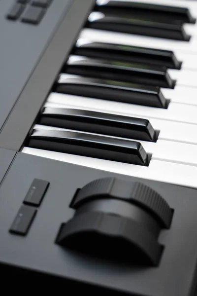 Profesjonalny syntezator klawiatury midi z gałkami i kontrolerami. Modulacja i koła skośne. — Zdjęcie stockowe