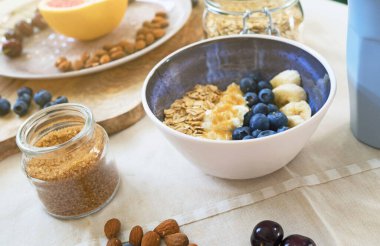 Meyveli, yoğurtlu ve yulaflı sağlıklı kahvaltı..