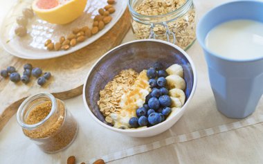 Meyveli, yoğurtlu ve yulaflı sağlıklı kahvaltı..