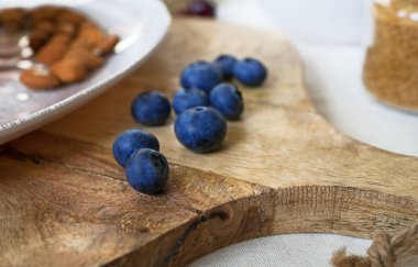 Tahtada yabanmersini var. Yakın çekim görünümü.