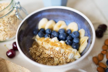 Meyveli, yoğurtlu ve yulaflı sağlıklı kahvaltı..