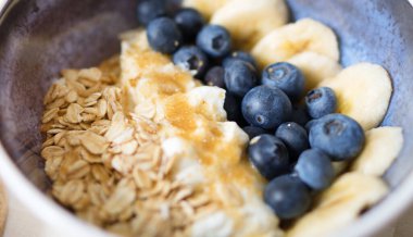 Meyveli, yoğurtlu ve yulaflı sağlıklı kahvaltı..