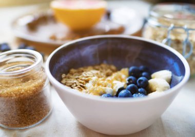 Meyveli, yoğurtlu ve yulaflı sağlıklı kahvaltı..