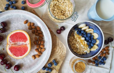 Meyveli, yoğurtlu ve yulaflı sağlıklı kahvaltı..