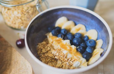 Meyveli, yoğurtlu ve yulaflı sağlıklı kahvaltı..
