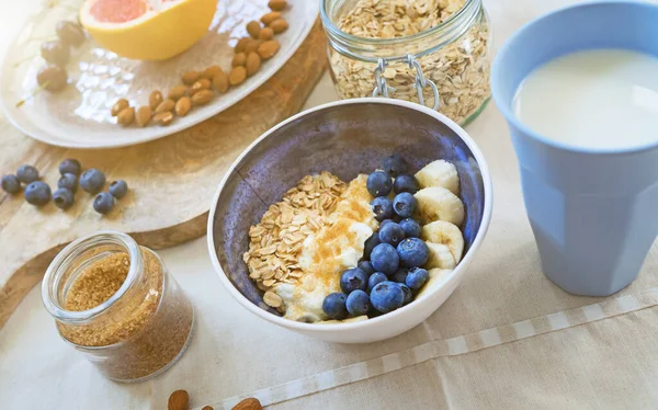 Meyveli, yoğurtlu ve yulaflı sağlıklı kahvaltı..