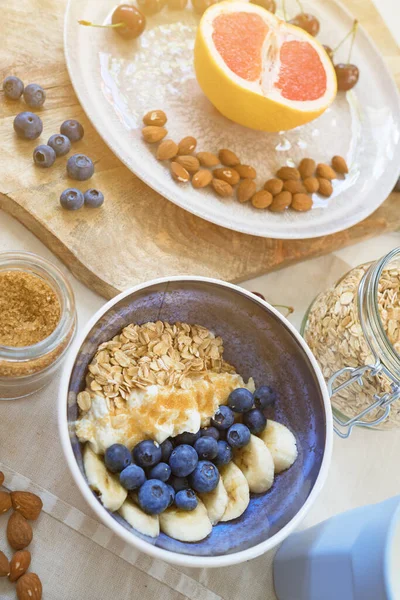 Meyveli, yoğurtlu ve yulaflı sağlıklı kahvaltı..