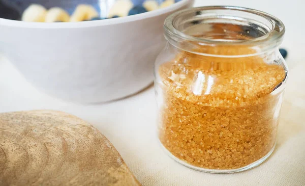 Cam kavanozda esmer şeker. Yakın çekim görünümü.