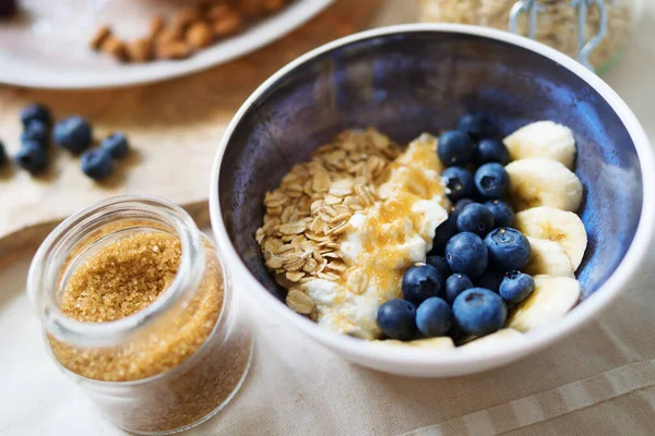 Meyveli, yoğurtlu ve yulaflı sağlıklı kahvaltı..