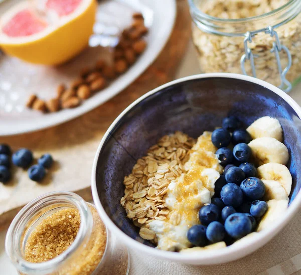 Meyveli, yoğurtlu ve yulaflı sağlıklı kahvaltı..