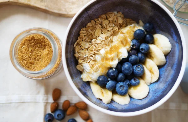 Meyveli, yoğurtlu ve yulaflı sağlıklı kahvaltı..