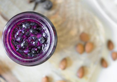 Kavanozda yabanmersini reçeli. Yukarıdan görüntüle.