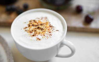 Sabah taze kapuçino kahvesi. Yukarıdan görüntüle.