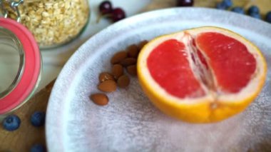 Meyveli, yoğurtlu ve yulaflı sağlıklı kahvaltı..