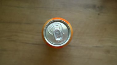 Kadın bira ya da limonata ile konserve açıyor..