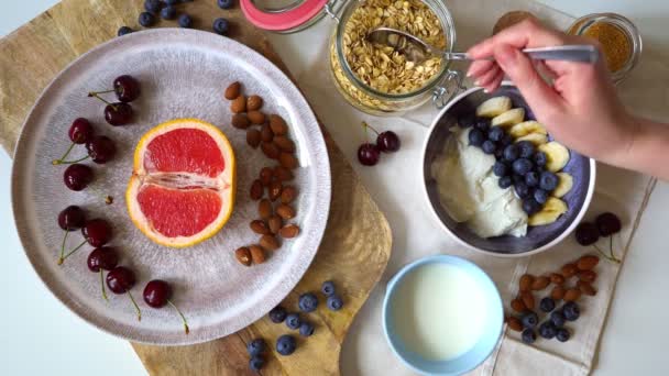 Sund Frukost Med Bär Yoghurt Och Havreflingor — Stockvideo