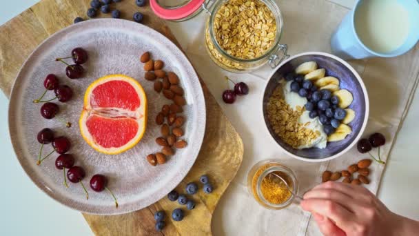 Sund Frukost Med Bär Yoghurt Och Havreflingor — Stockvideo