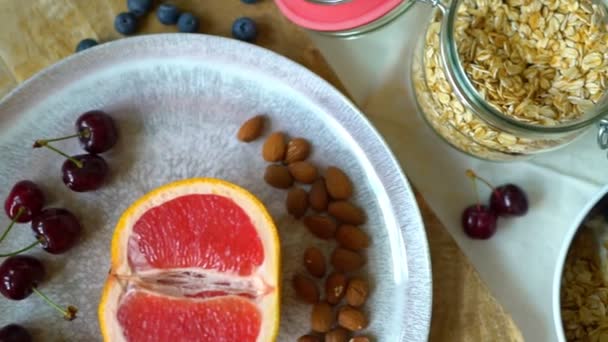 Gesundes Frühstück Mit Beeren Joghurt Und Haferflocken — Stockvideo