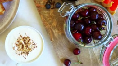 Sağlıklı kahvaltı. Kızarmış ekmek ve meyveli yulaf lapası..