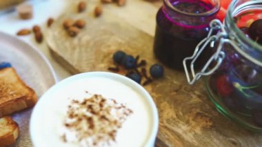 Sağlıklı kahvaltı. Kızarmış ekmek ve meyveli yulaf lapası..