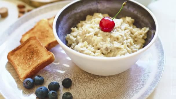 Sarapan Sehat Bubur Oat Flakes Dengan Toasts Dan Buah Buahan — Stok Video