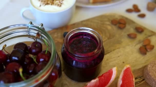 Petit déjeuner sain. Porridge flocons d'avoine avec toasts et fruits .