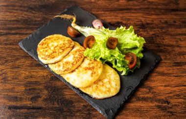 Tabakta sebzeli ızgara peynir.