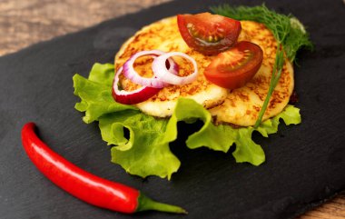 Tabakta sebzeli ızgara peynir.