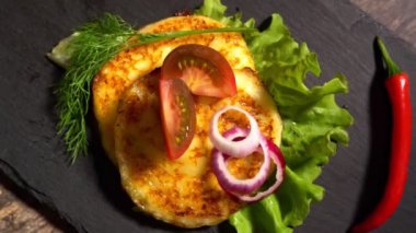 Tabakta sebzeli ızgara peynir.