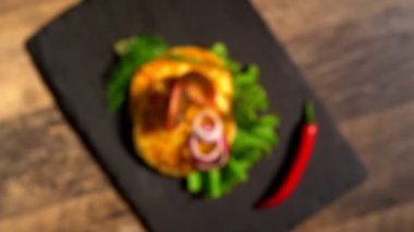 Tabakta sebzeli ızgara peynir.