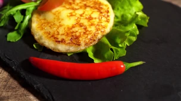 Gegrillter Käse Mit Gemüse Auf Dem Teller — Stockvideo