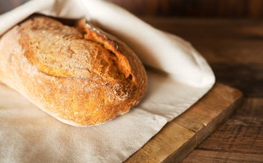 Havluya sarılmış taze ekmek..