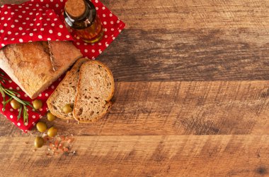 Masada taze dilimlenmiş ekmek ve zeytinyağı var..