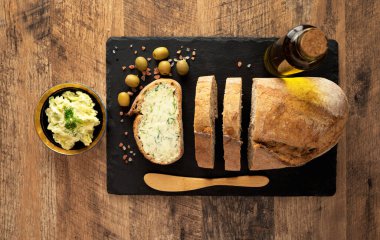 Masada dilimlenmiş ekmek ve el yapımı otlar var..