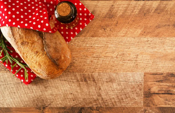 用红色毛巾包裹的新烘焙的面包 — 图库照片