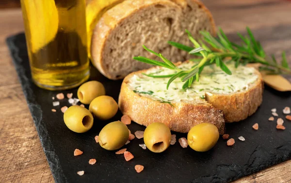 Brot Scheiben Und Rustikale Kräuterbutter Auf Dem Tisch — Stockfoto