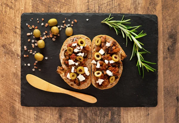 Bruschetta Italiana Tradicional Con Tomates Aceitunas Queso Feta — Foto de Stock