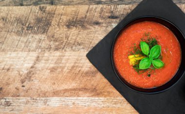 Geleneksel soğuk İspanyol domates çorbası..