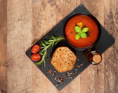 Geleneksel soğuk İspanyol domates çorbası..