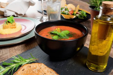 Geleneksel soğuk İspanyol domates çorbası..