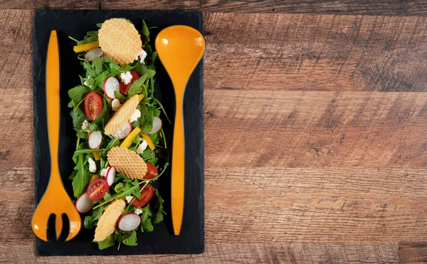 Salada Fresca Rúcula Pimenta Rabanete Tomate Batatas Fritas — Fotografia de Stock