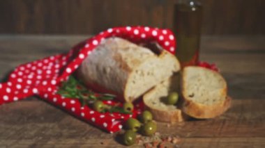 Masada taze ekmek, zeytin ve zeytin yağı var..