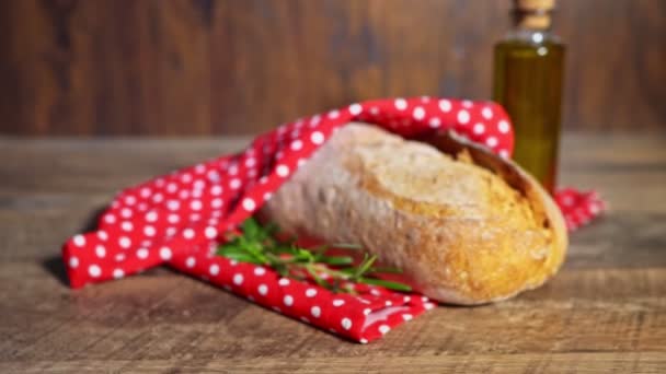 Świeżo Upieczony Chleb Zawinięty Czerwony Ręcznik — Wideo stockowe